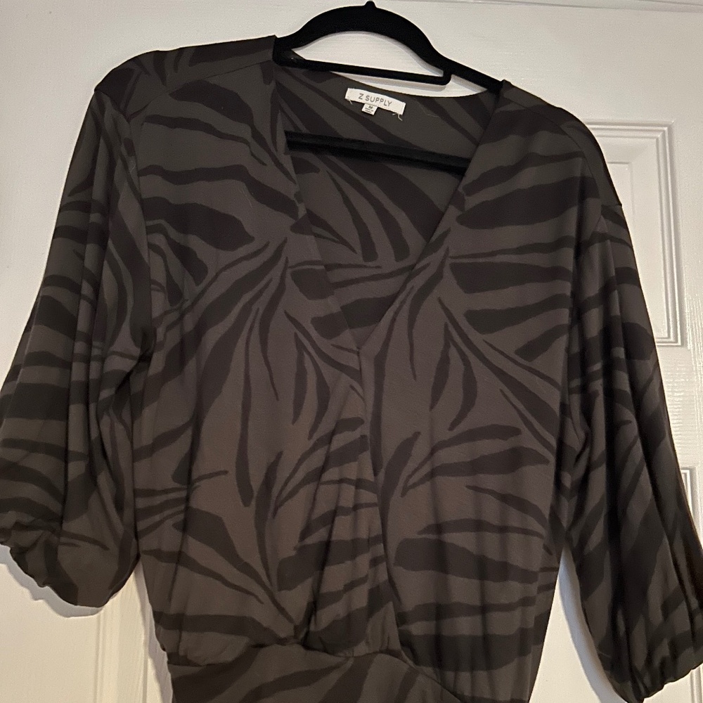 Zsupply top with tie details size medium NWOT